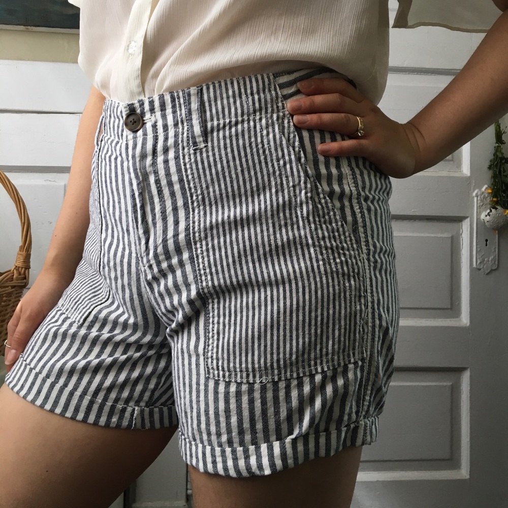 🌼Gap grey railroad stripe cotton/linen shorts